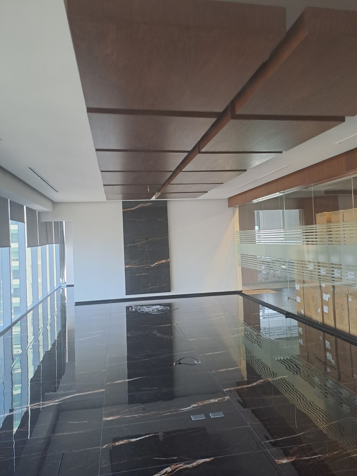 Interior de oficinas con áreas de trabajo y reunión
