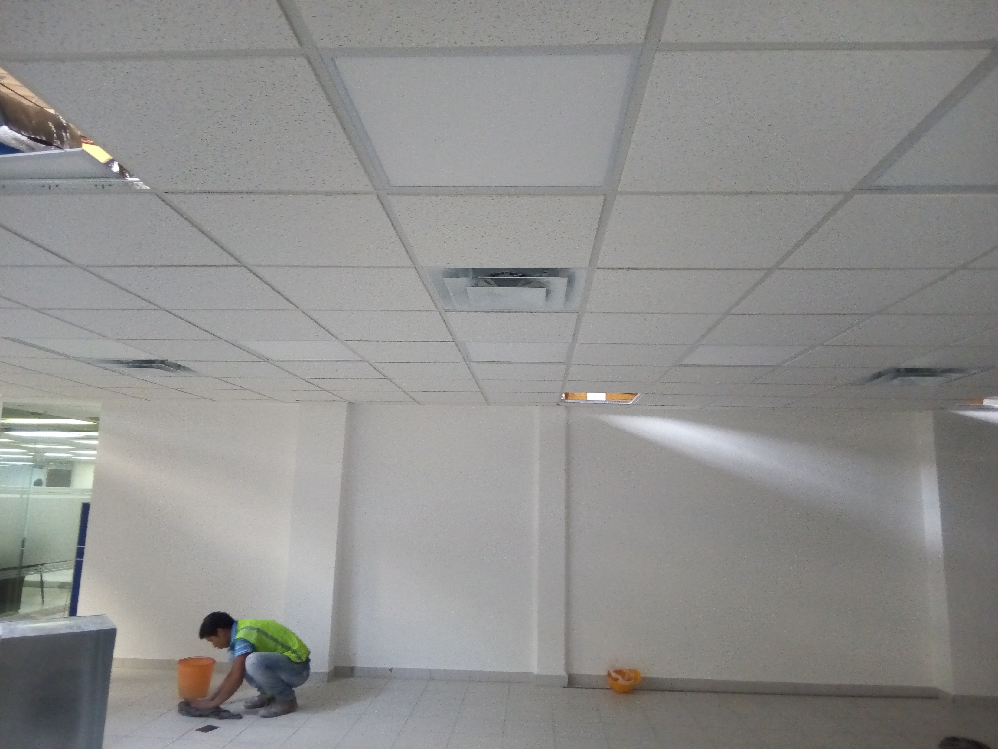 Trabajo de mantenimiento en un espacio interior