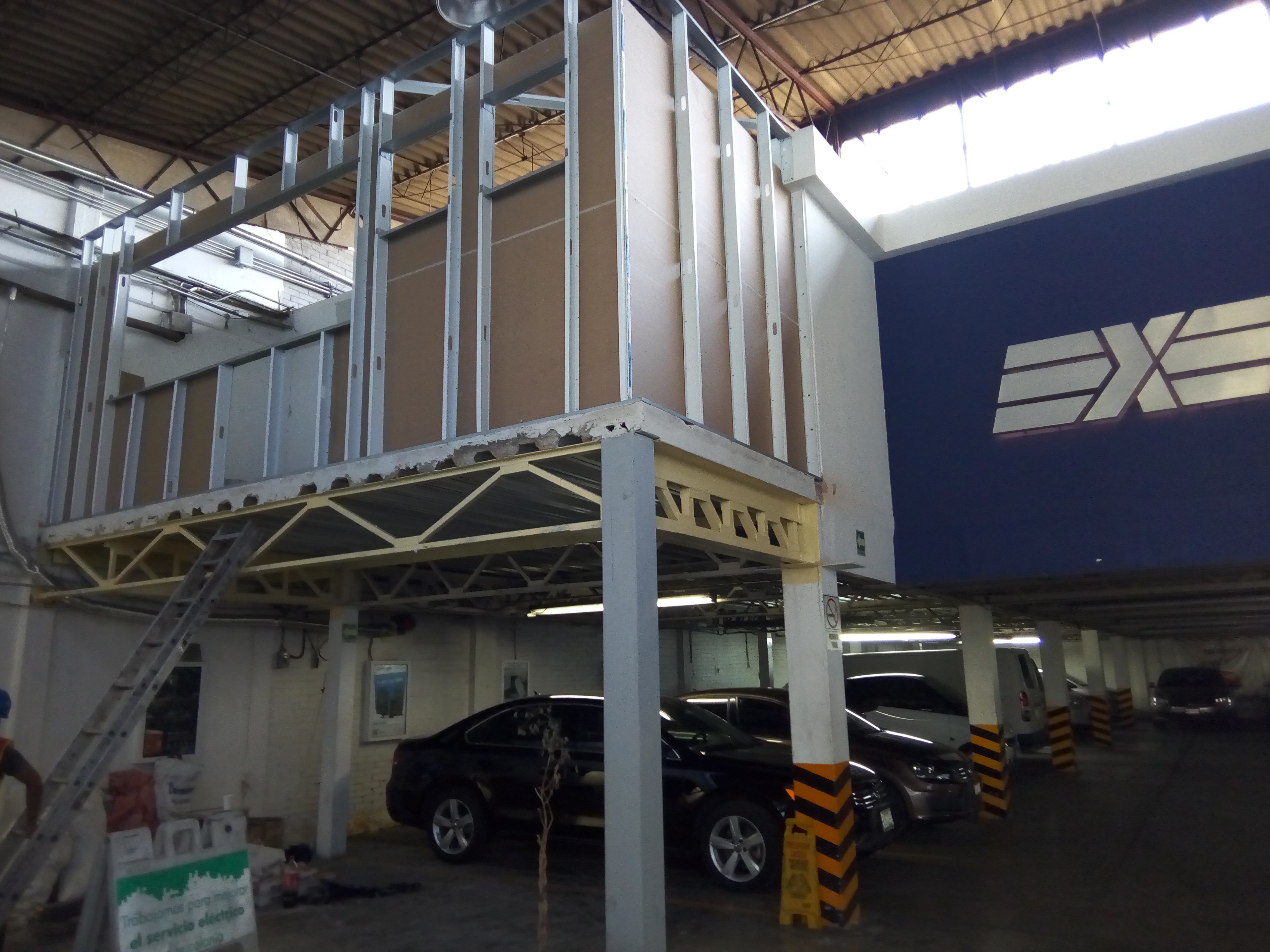Estructura metálica en un espacio industrial