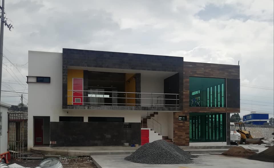 Fachada de un edificio en construcción