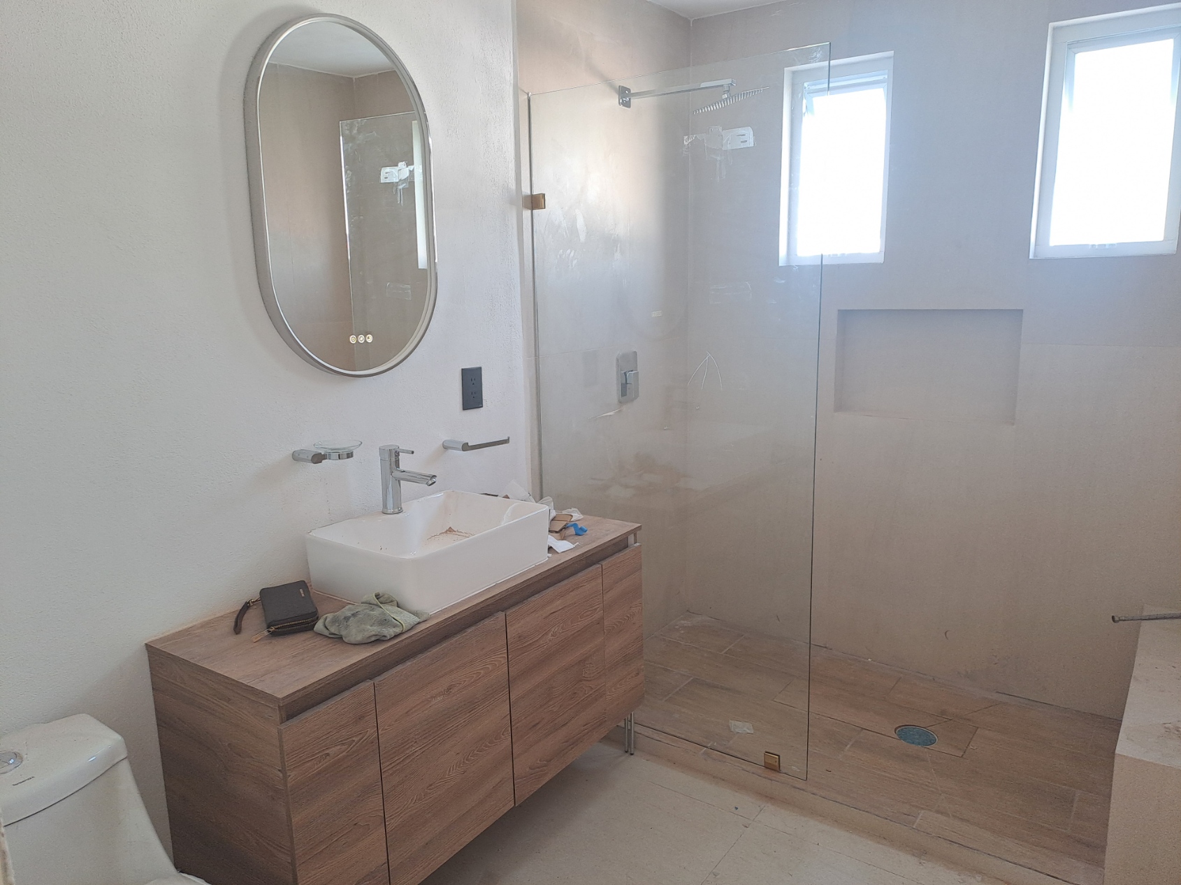 Baño con acabados contemporáneos